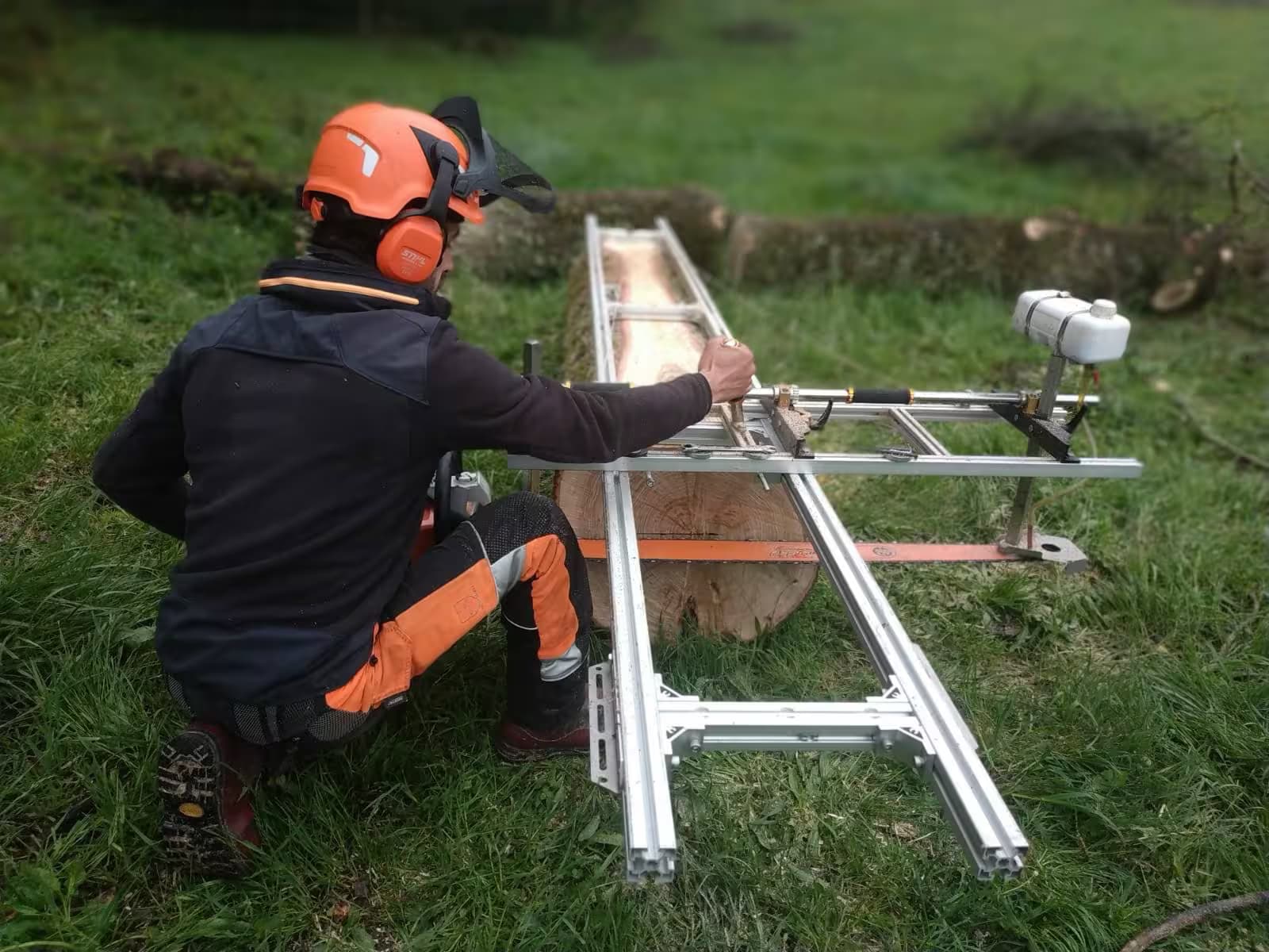 Professionnel qui enlève l'écorce d'un tronc de façon précise avec des outils adaptés