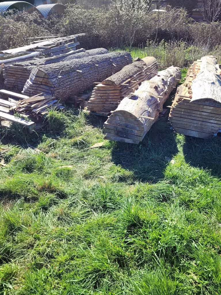 Plusieurs plots de sciage entreposés de façon élégante et organisée